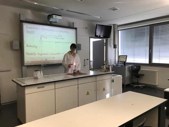 Chemieleherin_beim_Experimentieren